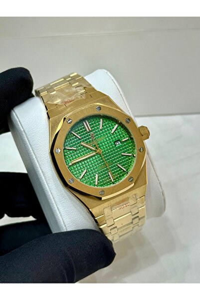 Watch A men's watch with a sophisticated design that combines elegance and pr...