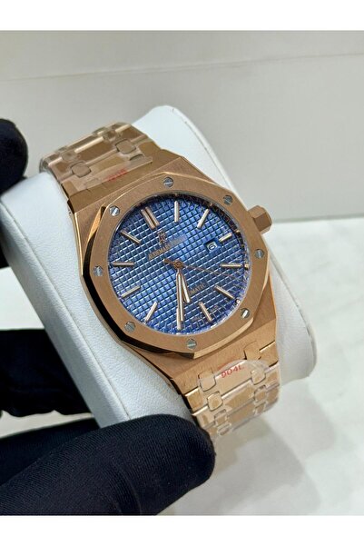 Watch A men's watch with a sophisticated design that combines elegance and pr...