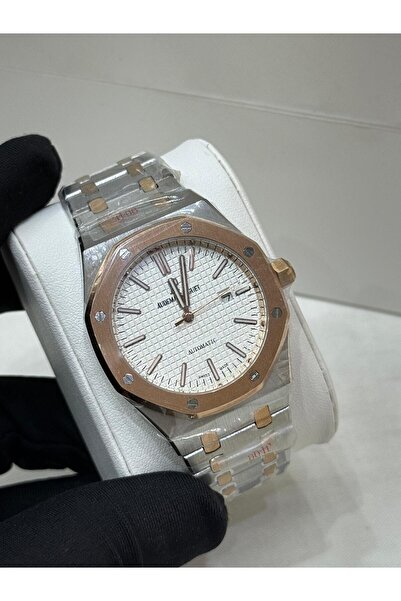 Watch A men's watch with a sophisticated design that combines elegance and pr...