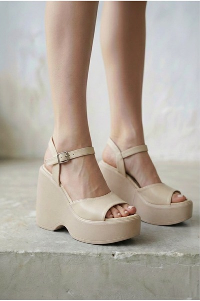 Modanizm صندل بكعب عريض من كريم بيجي