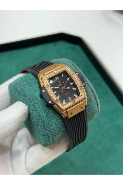 Watch A men's watch with a sophisticated design that combines elegance and pr...