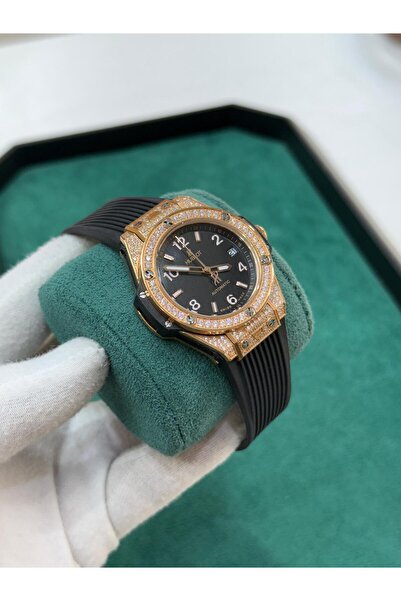 Watch A men's watch with a sophisticated design that combines elegance and pr...