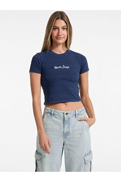 Guess تي شيرت مطرز بشعار