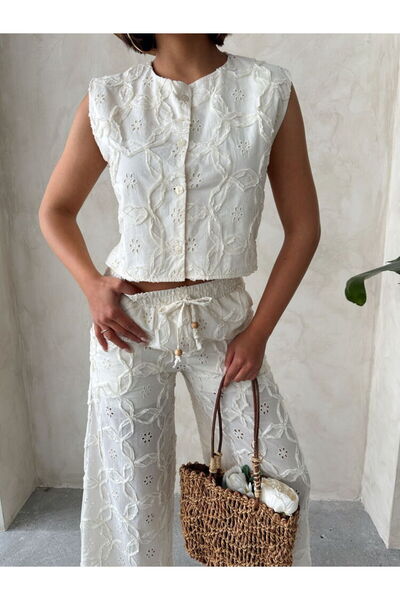 Caddebostan Moda Embroidered Sleeveless Buttoned Crop Blouse