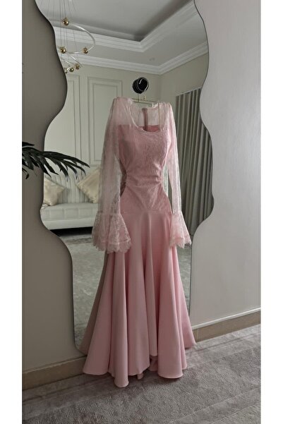 Special-DIARA A charming pink dress overflowing with softness, covered with a...