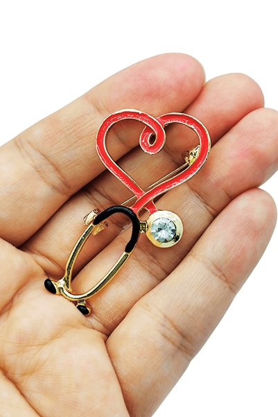 BB BİBUTİKSHOP HeartCare Kalp Steteskop Broş – Sağlığın ve Sevginin Simgesi