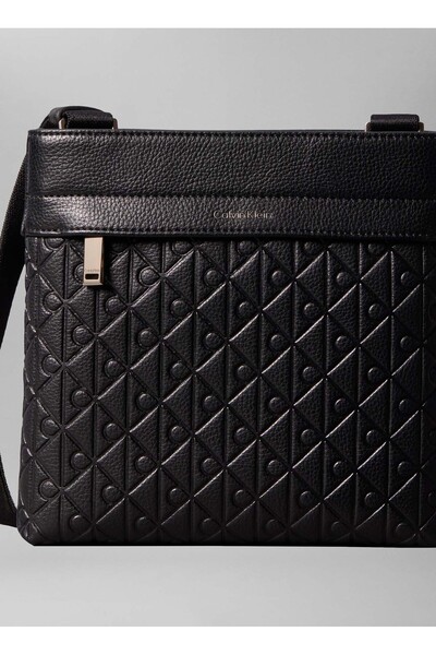 Calvin Klein Siyah Erkek Postacı Çantası EMBLEM AOP EMBOSS FLATPACK
