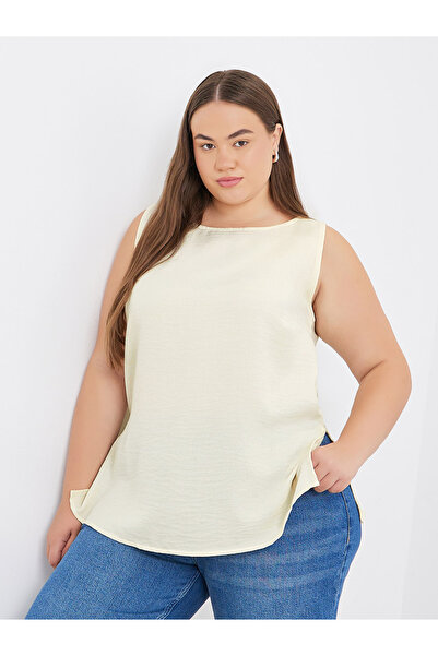 Styli Plus Cream Longline Blouse with Slit Hem