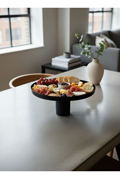 Casco A tall serving tray with a luxurious, modern design.