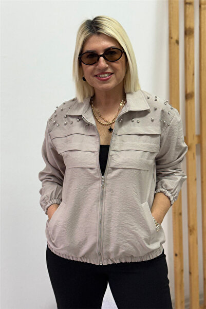 By Esra Celkan معطف بومبر بيج مزين بالأحجار على الأكتاف مع سحاب أمامي