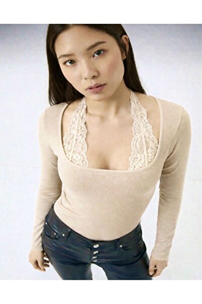 Avakado Бейжов дантелен блуза с дълги ръкави и връзки на врата, непрозрачна