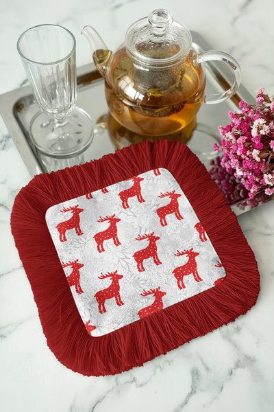 Evimde Bambaşka Șervețel roșu cu ciucuri cu motiv cerb de Anul Nou - Șervețel...