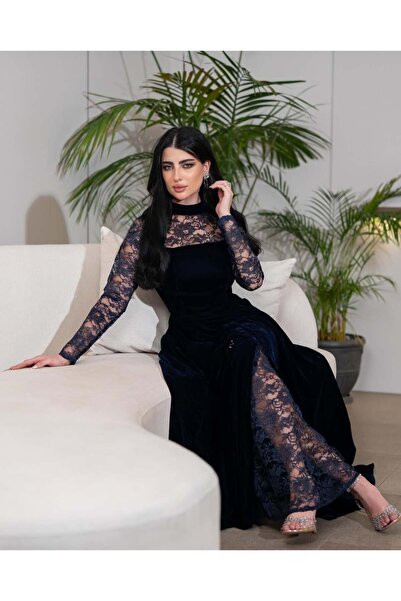 FASHION A luxurious black velvet evening dress with a high neckline, featurin...