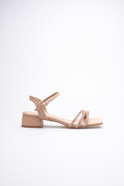 TRENDELLA صندل نسائي بكعب قصير وتفاصيل حجرية ومشبك عند الكاحل، مناسب للسهرات