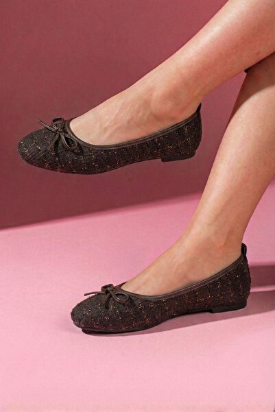 FUGA MODA حذاء باليه لافينيا بني اللون مزين بفيونكة صغيرة من القماش اللامع