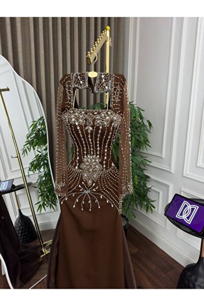 ranin Hand-embroidered jalabiya with a Jazar tail