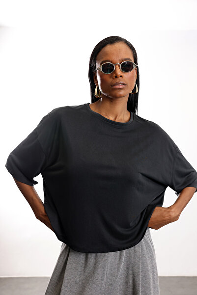 5in1Canpolat تي شيرت أسود بياقة دائرية وقصة فضفاضة 30302