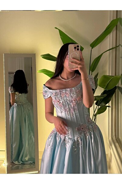 Heidi A corset embroidered with pink flowers. Dress details.