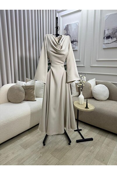 FASHION فستان بيج أنيق برباط خلفي متقاطع، معروض في غرفة جلوس عصرية ذات ألوان ...