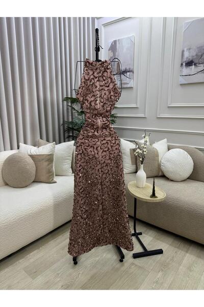 FASHION فستان سهرة براق مزين بالترابيع اللامعة، يتميز بفتحة أمامية وتصميم يبر...