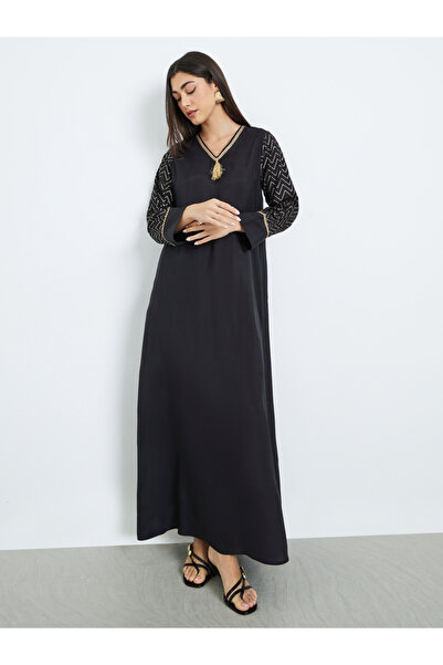 Amirah By Styli جلابية سوداء مطبوعة برقائق معدنية، بياقة على شكل حرف V قَصّة ...