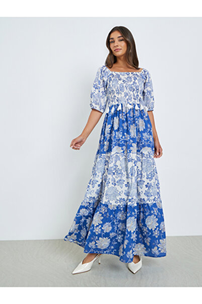 Styli فستان ماكسي أزرق مطبوع متعدد الطبقات بأكمام ثلاثة أرباع للنساء