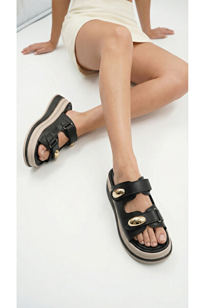 Limeo صندل نسائي صيفي مريح بكعب عالٍ وتفاصيل مشبك ذهبي مزدوج سميك