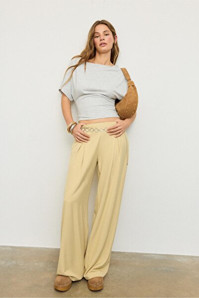 Stradivarius Zincir detaylı saten yüzeyli pensli pantolon