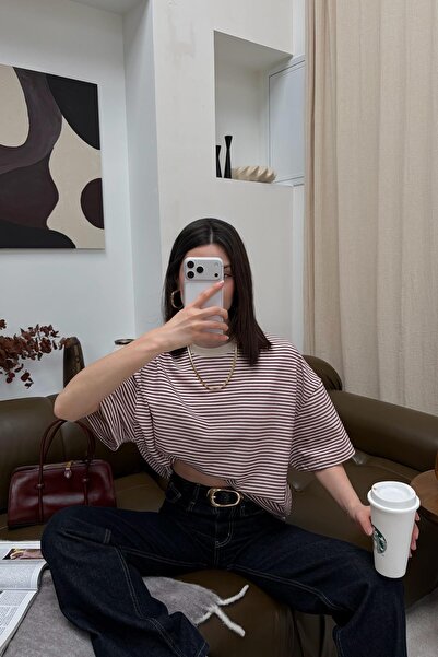 mylove تيشيرت مخطط بياقة متباينة باللون الأحمر الداكن