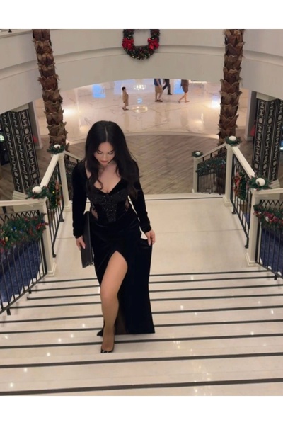 Hatice Altıntaş SİYAH TRANSPARAN SIRT DEKOLTELİ UZUN ELBİSE