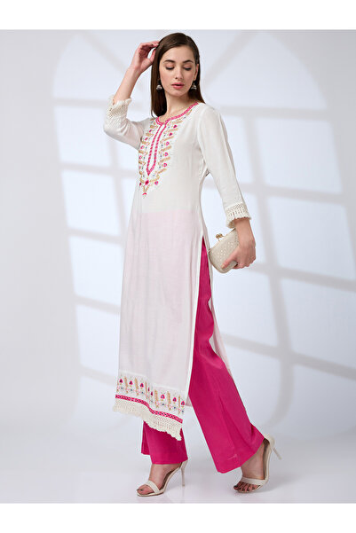 Globus By Styli قميص كورتا مستقيم مطرّز زهرية على الصدر وتفاصيل كروشيه