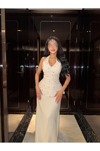 SME FASHIONSA A luxurious off-white dress with embroidered details and a flow...