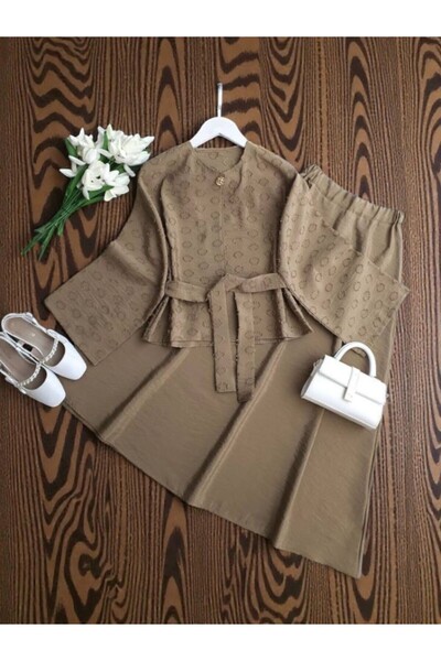 ŞAHİN TESETTÜR GİYİM TEK DÜĞME BELİ ÖNÜ AÇIK KEMERLİ ETEKLİ TAKIM 1723