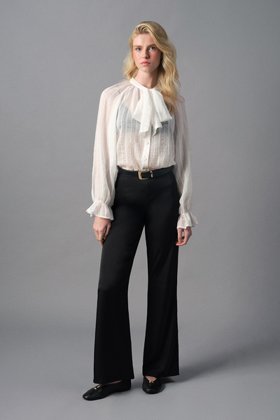 Quzu Διαφανής μπλούζα με δεμένο γιακά, εκρού