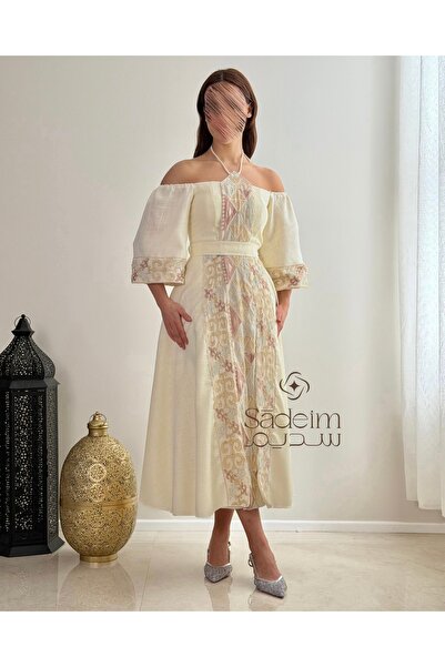 Sadeim فستان أوف وايت بتطريز فاخر وتصميم أنثوي راقٍ