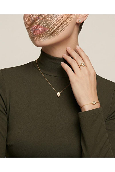 Un Dewdrop Gold Accessory Set with a delicate design adorned with zircon