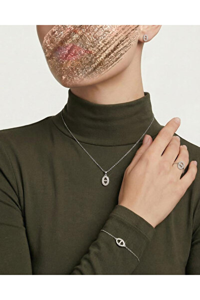 Un A delicate women's accessory set, a global design, diamond-studded with zi...