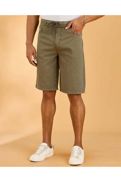 REDTAG شورت رجالي سادة بلون أخضر داكن سهل الارتداء