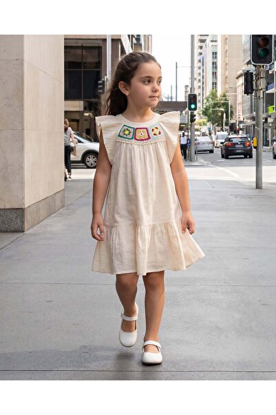 REDTAG فستان بناتي أبيض اللون بياقة كروشيه مرقَّع