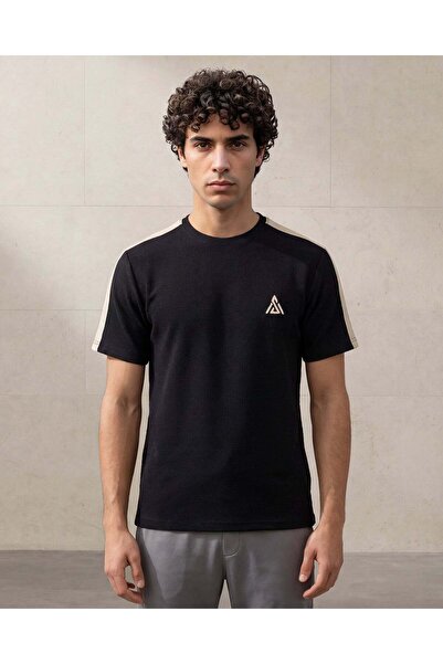 REDTAG تيشيرت رجالي أسود بياقة دائرية بنمط عثماني، مصنوع بتقنية القص والخياطة.