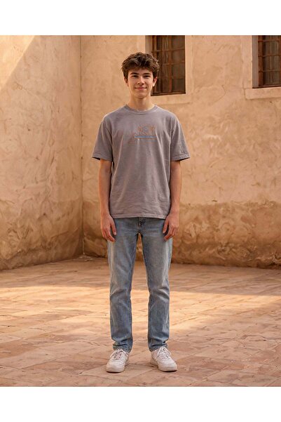 REDTAG تيشيرت رمادي فاتح بقصة واسعة للأولاد الكبار