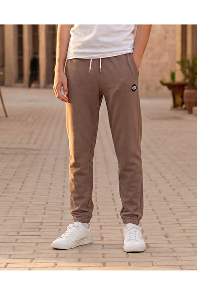 REDTAG بنطال رياضي بني اللون من قماش قماش إنترلوك بثنيات للأولاد الكبار