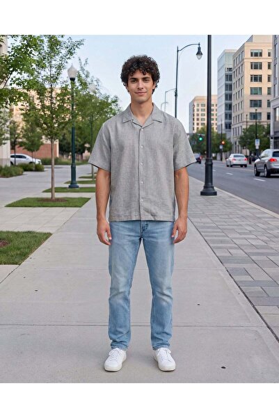 REDTAG قميص رجالي رمادي متوسط ​​اللون بقصة مربعة وأكمام قصيرة