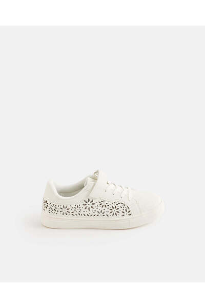 REDTAG حذاء رياضي أبيض بنقوش مفرغة للبنات (من 5 إلى 16 سنة)