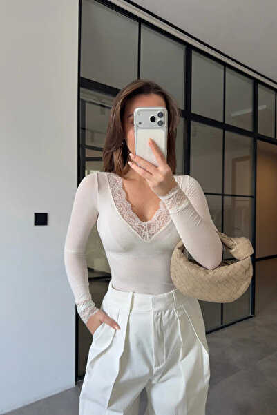 Sorridi V-Neck Lace Bodysuit