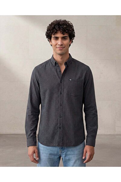 REDTAG قميص أكسفورد رجالي أسود بنقشة مربعات وأزرار.