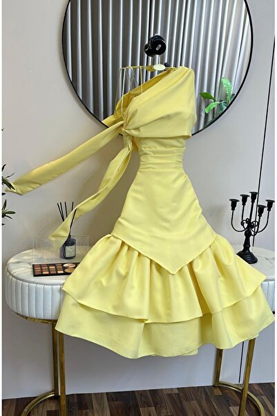 Special-DIARA A short evening dress in a vibrant yellow color and a bold design