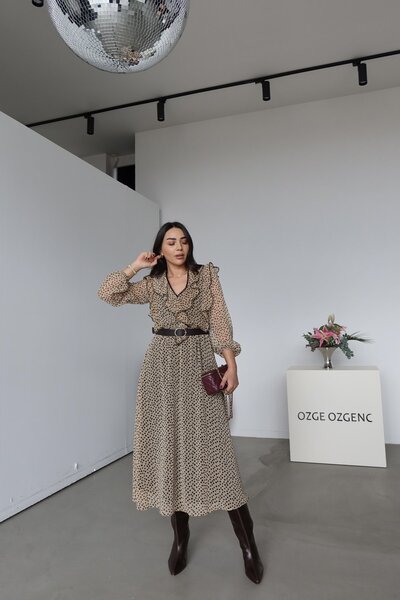 Özge Özgenç Fırfırlı Puantiyeli Kemerli Elbise