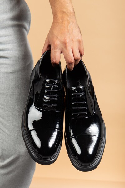 maximoda Pantofi pentru bărbați cu talpă înaltă, din piele lăcuită, negru lucios