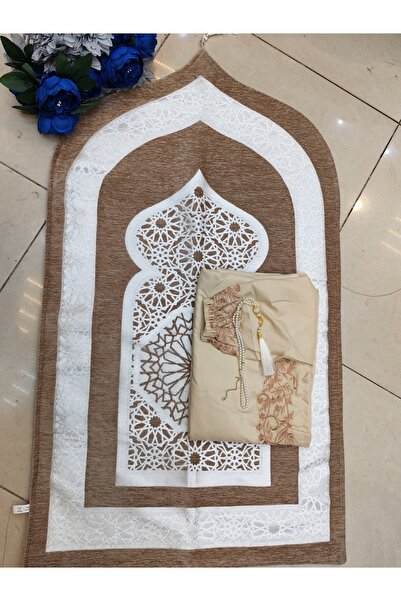 RUG طقم صلاة كلاسيكي يضم سجادة بنية دافئة مع شرشف صلاة بلون بيج فاتح ومطرز بن...